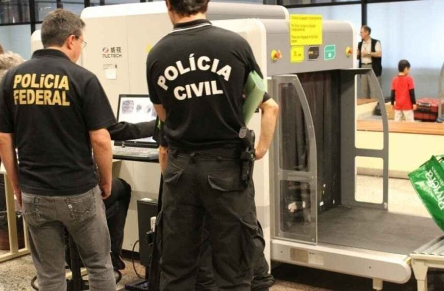 Agentes da Polícia Federal e da Polícia Civil atuam em conjunto na fiscalização de bagagens em esteira de raio-x em área de segurança, provavelmente em aeroporto.