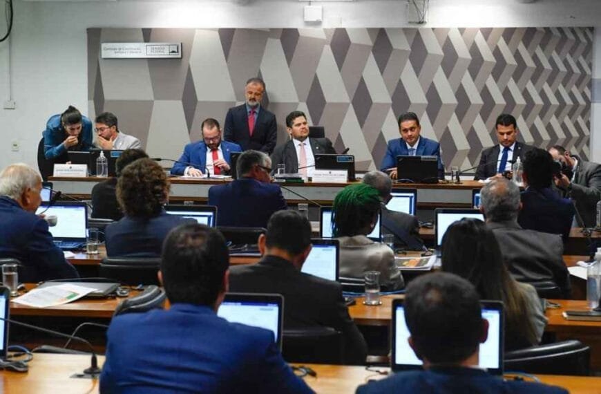 Código Eleitoral: o que muda para os policiais: Sessão da Comissão de Constituição e Justiça do Senado Federal com parlamentares reunidos em plenário; senadores utilizam notebooks e participam de debate sobre projetos legislativos. Na mesa principal, membros da comissão acompanham a pauta com atenção.