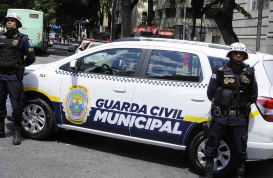 CGM de BH amplia competências: Dois guardas civis municipais de Belo Horizonte posicionados ao lado de uma viatura oficial, em patrulhamento urbano no centro da cidade.