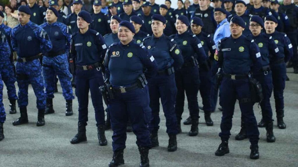 Grupo de guardas civis municipais de Diadema em formação, usando uniformes azul-marinho e boinas, durante cerimônia ou evento oficial.
