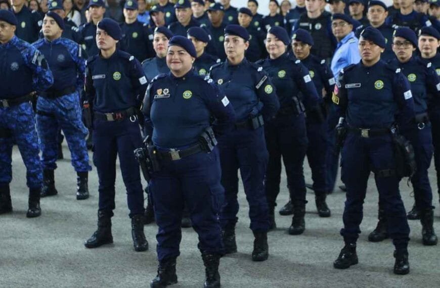 Grupo de guardas civis municipais de Diadema em formação, usando uniformes azul-marinho e boinas, durante cerimônia ou evento oficial.