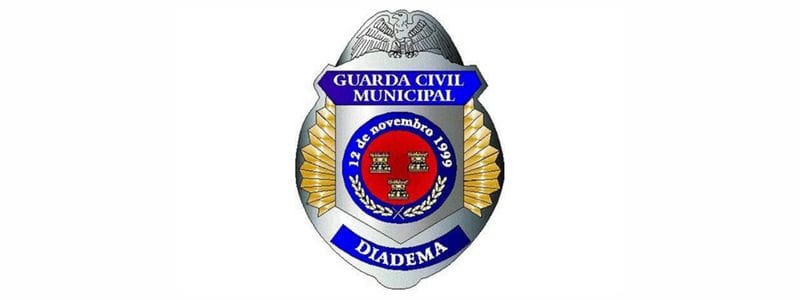Distintivo da Guarda Civil Municipal de Diadema com brasão central, faixa azul com o nome da corporação e data de 12 de novembro de 1999.