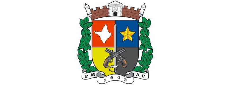 Brasão da Polícia Militar do Amapá (PM-AP) com escudo dividido em quatro partes, contendo mapa do estado, estrela, armas cruzadas e ramos de louro ao redor.