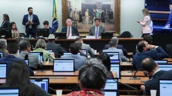 PEC da Segurança Pública: Sessão parlamentar com deputados sentados em plenário, todos voltados para a mesa diretora, onde dois parlamentares conduzem os trabalhos.