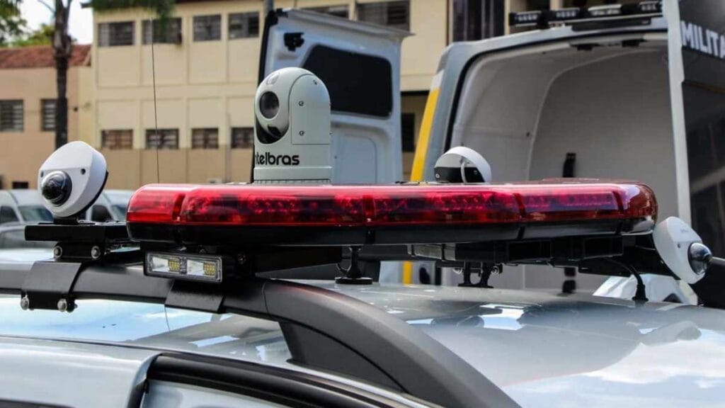 Sistema de videomonitoramento com múltiplas câmeras instalado sobre viatura da Polícia Militar do Paraná, equipado para vigilância e reconhecimento.
