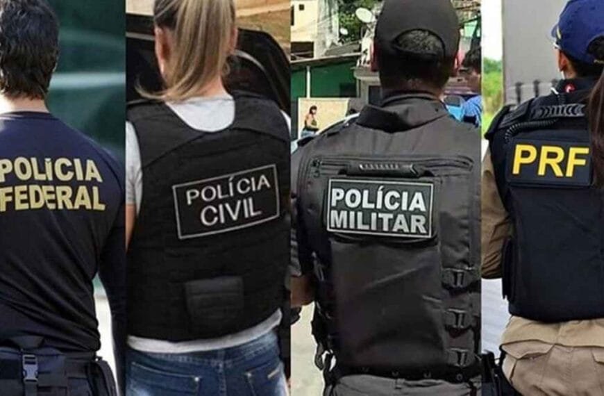 Quatro agentes de diferentes forças policiais brasileiras vistos de costas, vestindo uniformes com identificação: Polícia Federal, Civil, Militar e PRF.