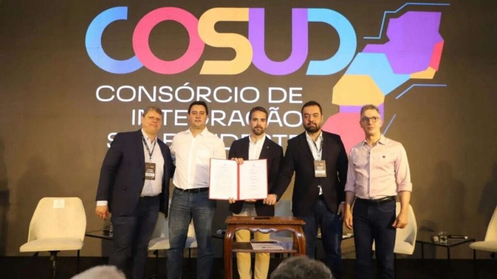 Endurecimento penal: Cinco governadores posam para foto em frente ao painel do COSUD (Consórcio de Integração Sul e Sudeste), segurando documento oficial durante evento.