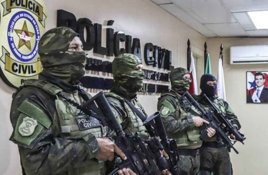 "Policiais civis fortemente armados e encapuzados, em fardas camufladas, posicionados dentro de uma delegacia da Polícia Civil do Pará."