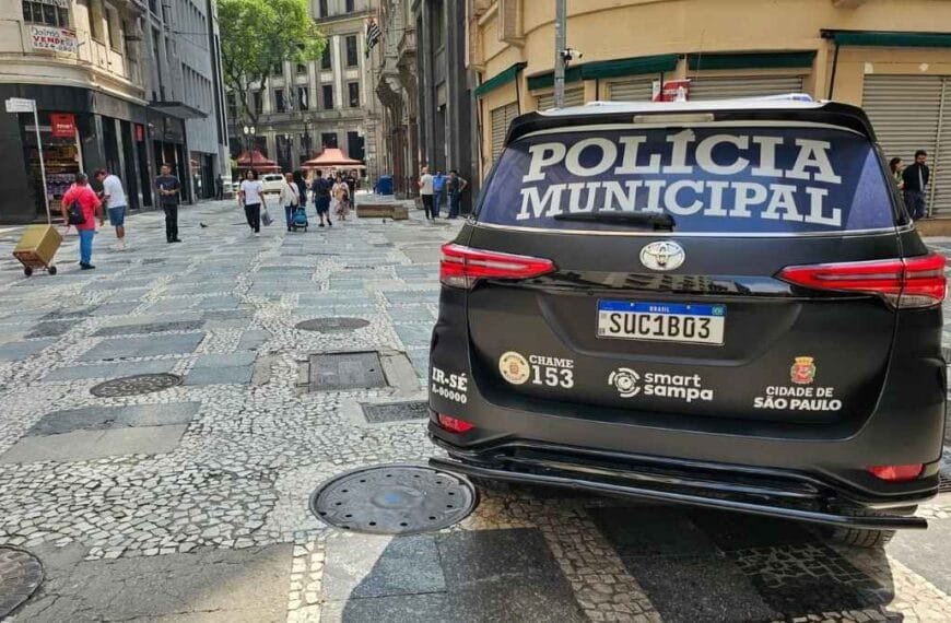 Serra (ES) muda CGM para Guarda Patrimonial: Viatura da Prefeitura de São Paulo exibe a inscrição “Polícia Municipal” na traseira, indicando a tentativa de mudança na identidade visual da antiga Guarda Civil Metropolitana. A imagem mostra o veículo estacionado em rua do centro histórico da capital paulista, com pedestres ao fundo.