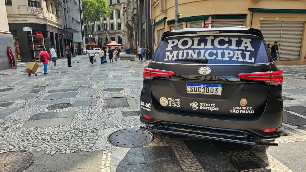 Serra (ES) muda CGM para Guarda Patrimonial: Viatura da Prefeitura de São Paulo exibe a inscrição “Polícia Municipal” na traseira, indicando a tentativa de mudança na identidade visual da antiga Guarda Civil Metropolitana. A imagem mostra o veículo estacionado em rua do centro histórico da capital paulista, com pedestres ao fundo.