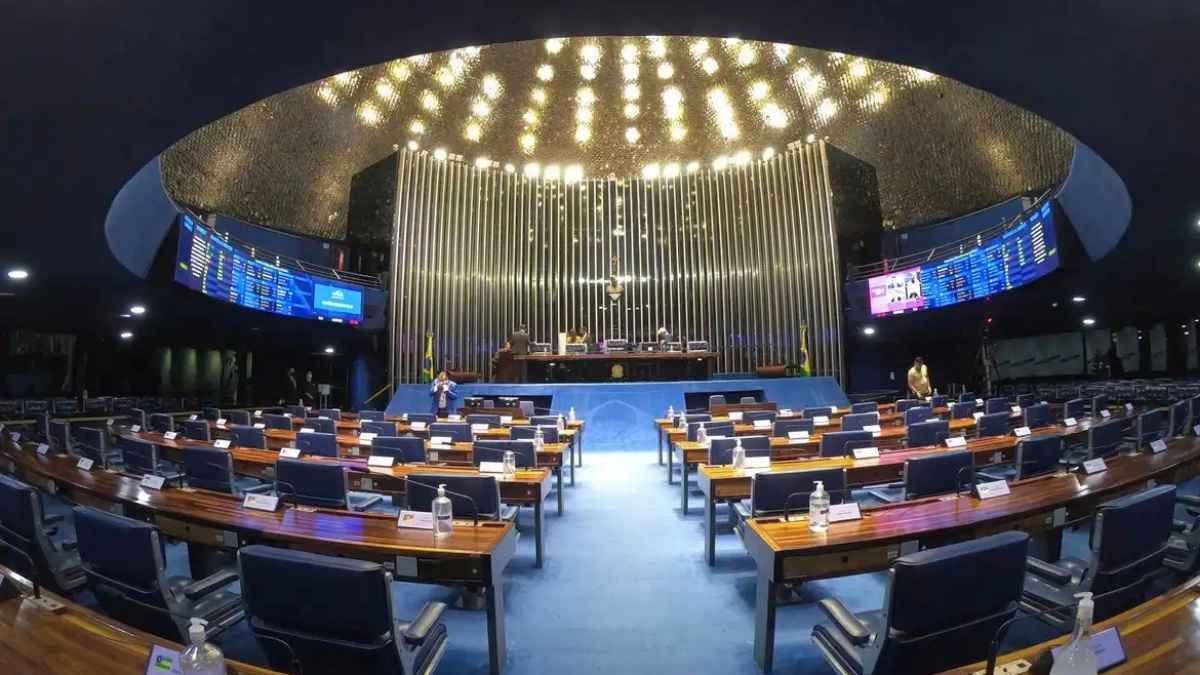 Endurecimento penal: Foto do plenário do Senado Federal, em Brasília, com cadeiras e mesas organizadas, telões ligados e poucas pessoas presentes no ambiente.