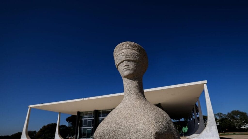 PCPI Divulgação-STF limita subteto salarial de Delegados no Piauí: A imagem mostra a escultura “A Justiça”, de Alfredo Ceschiatti, em frente ao prédio do Supremo Tribunal Federal (STF), em Brasília, sob um céu azul sem nuvens.