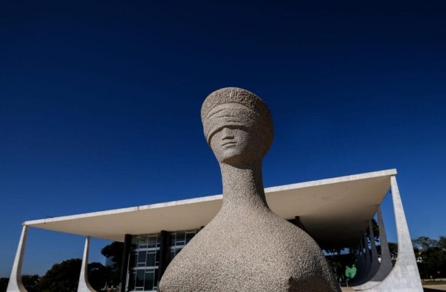 PCPI Divulgação-STF limita subteto salarial de Delegados no Piauí: A imagem mostra a escultura “A Justiça”, de Alfredo Ceschiatti, em frente ao prédio do Supremo Tribunal Federal (STF), em Brasília, sob um céu azul sem nuvens.