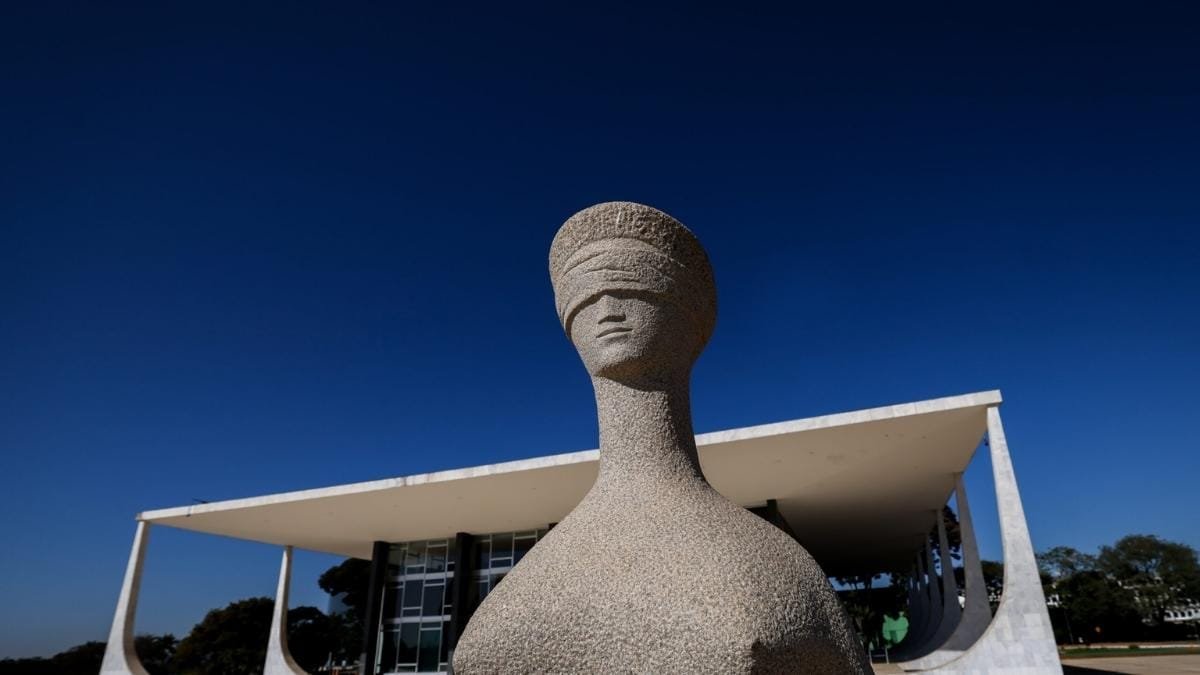 PCPI Divulgação-STF limita subteto salarial de Delegados no Piauí: A imagem mostra a escultura “A Justiça”, de Alfredo Ceschiatti, em frente ao prédio do Supremo Tribunal Federal (STF), em Brasília, sob um céu azul sem nuvens.