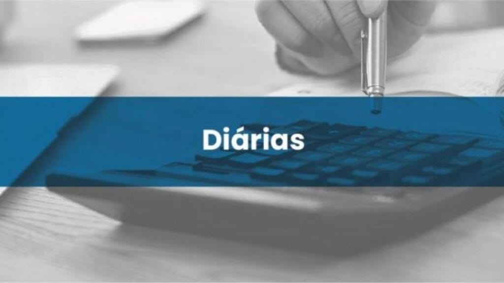 PRF garante pagamento antecipado de diárias-Imagem com fundo de uma calculadora e mão segurando caneta, sobreposta por faixa azul central com a palavra “Diárias” em destaque.