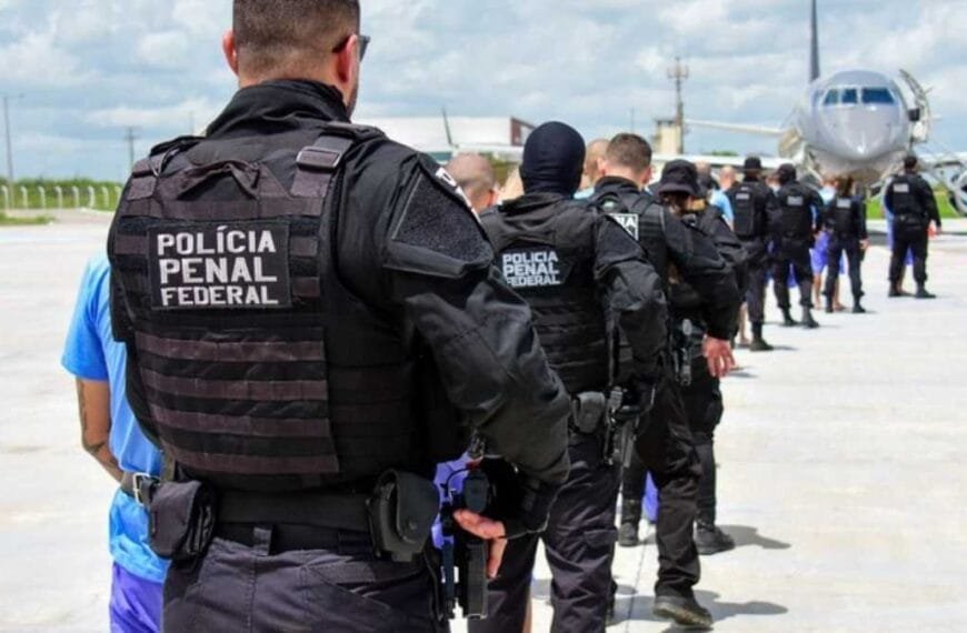PPF: 192 horas. Maior jornada do país. Policiais penais federais, em formação, escoltam presos até uma aeronave durante operação.