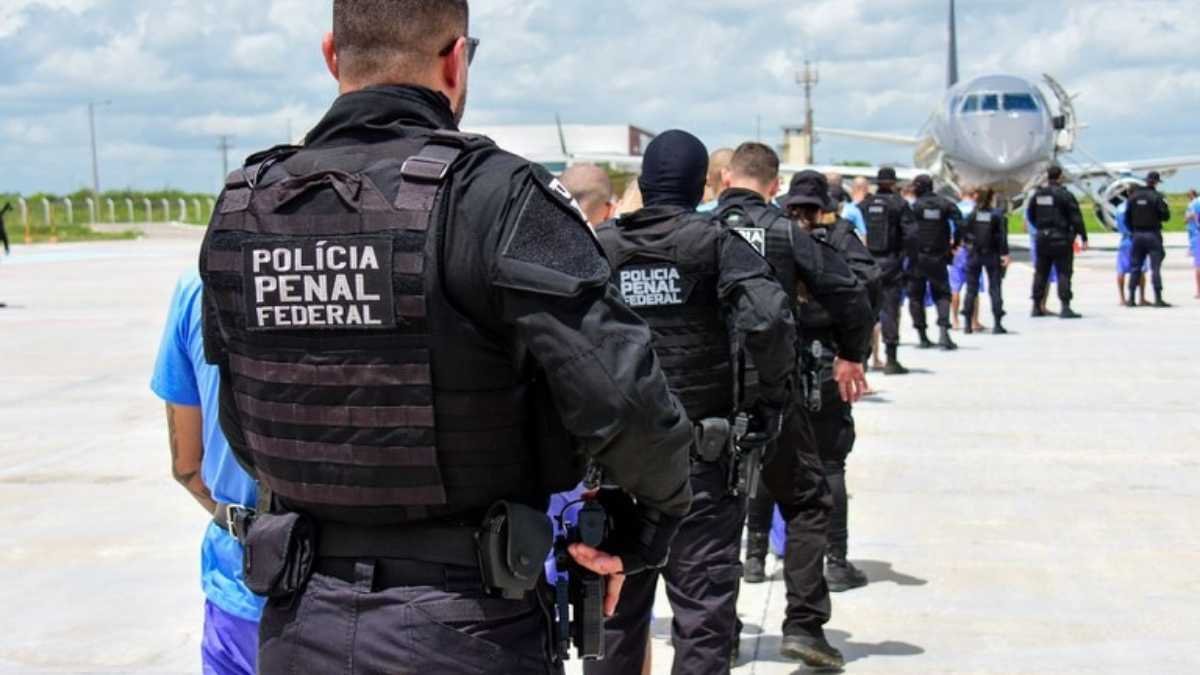 PPF: 192 horas. Maior jornada do país. Policiais penais federais, em formação, escoltam presos até uma aeronave durante operação.