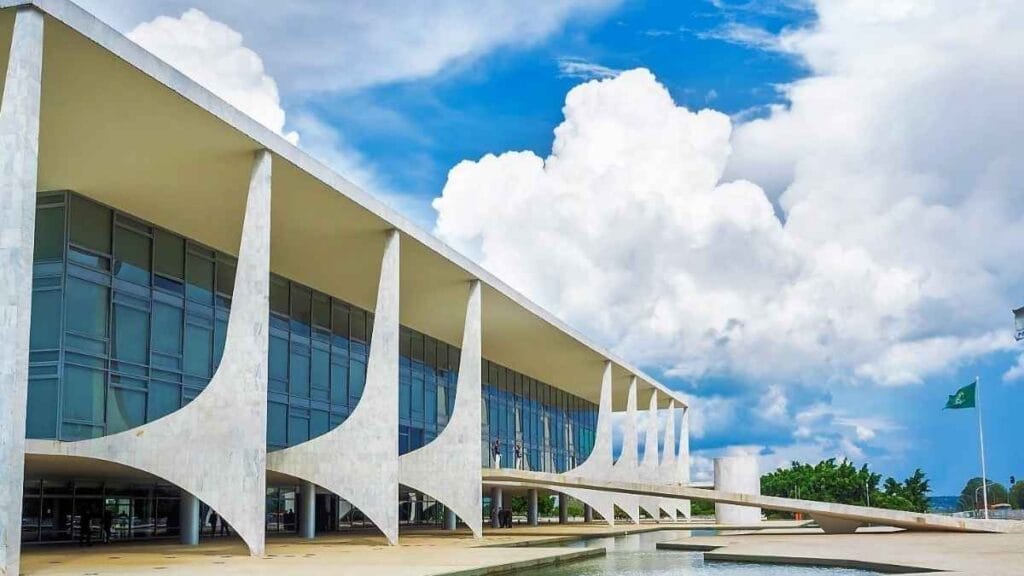 Governo prepara Plano Real da Segurança: Prédio do Palácio do Planalto, sede da Presidência da República em Brasília, com céu azul e nuvens ao fundo.