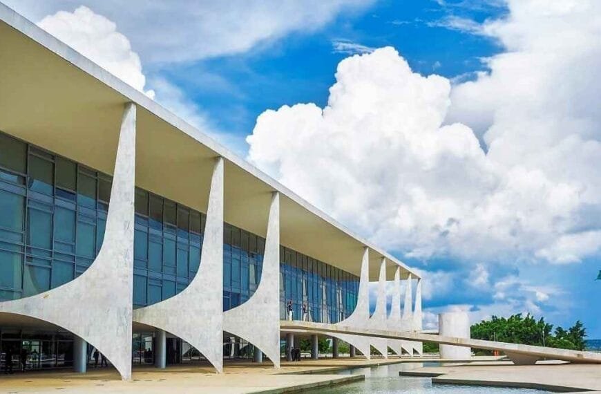 Governo prepara Plano Real da Segurança: Prédio do Palácio do Planalto, sede da Presidência da República em Brasília, com céu azul e nuvens ao fundo.