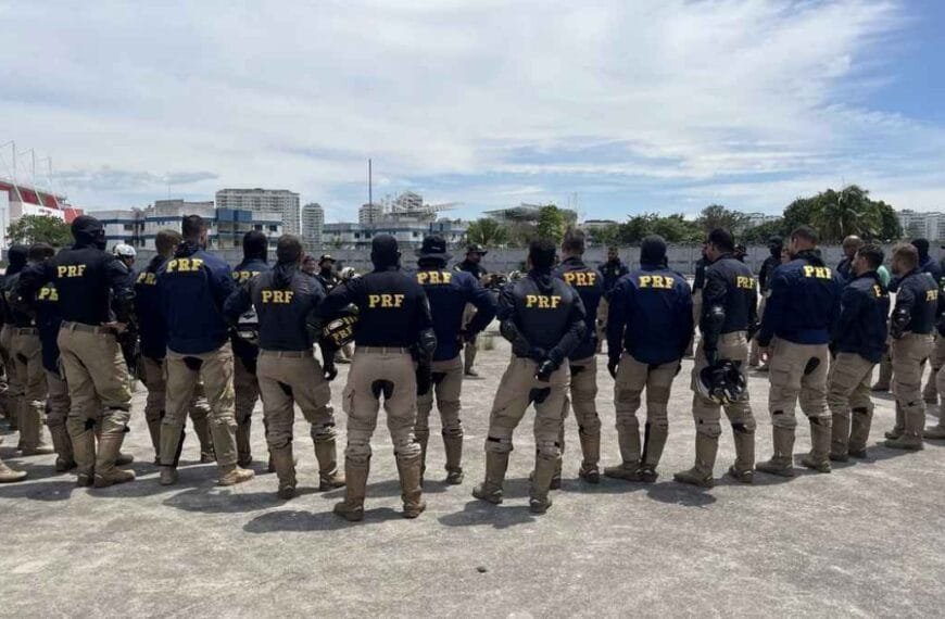 Grupo de policiais da PRF, uniformizados, reunidos em área aberta durante instrução ou formação. Só na justiça: PRF garante direito à GECC