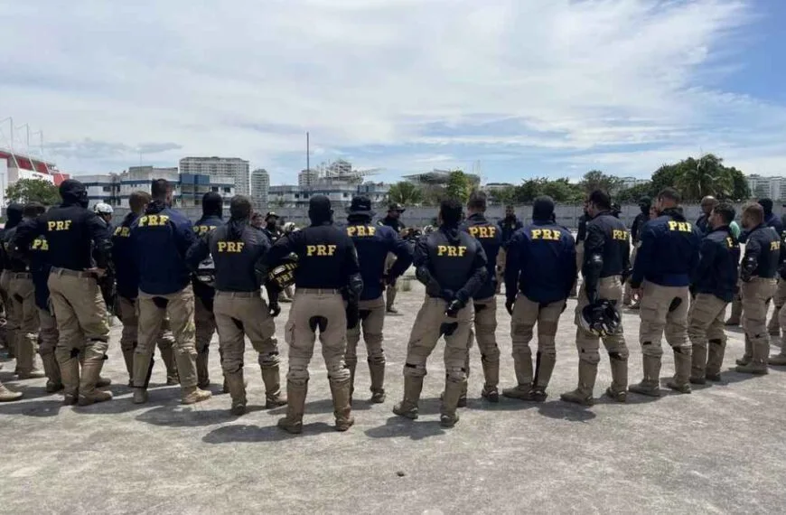 Grupo de policiais da PRF, uniformizados, reunidos em área aberta durante instrução ou formação. Só na justiça: PRF garante direito à GECC