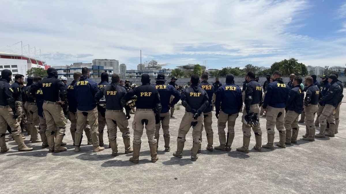 Grupo de policiais da PRF, uniformizados, reunidos em área aberta durante instrução ou formação. Só na justiça: PRF garante direito à GECC