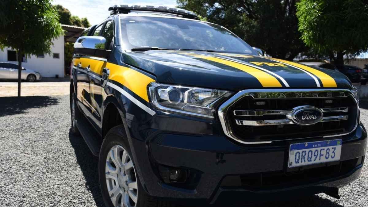 Nova viatura da PRF: Viatura da Polícia Rodoviária Federal (PRF), modelo Ford Ranger, caracterizada com as cores azul e amarela da corporação, estacionada em área externa durante o dia.