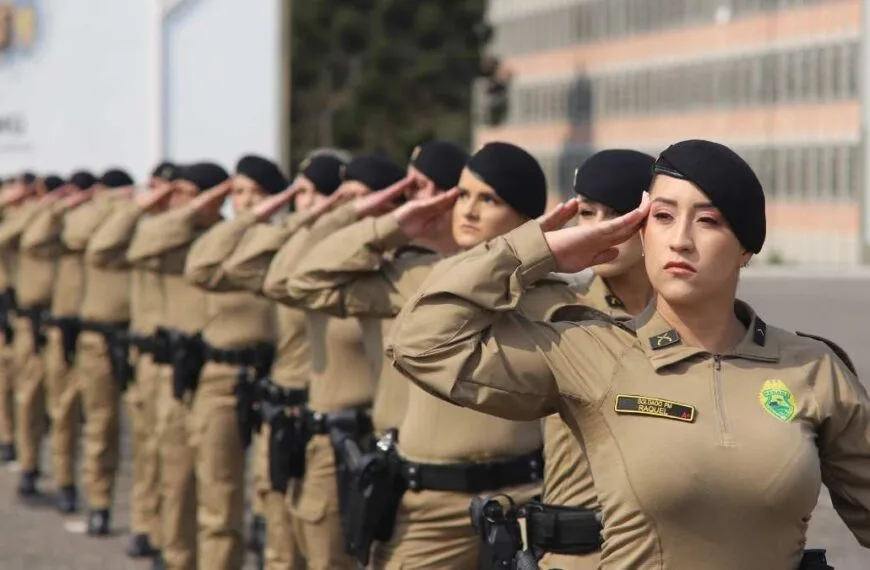 O suicídio entre Policiais Militares: **Texto alternativo resumido:** Formatura da Polícia Militar com várias policiais femininas enfileiradas em posição de continência, usando uniforme bege e boina preta.