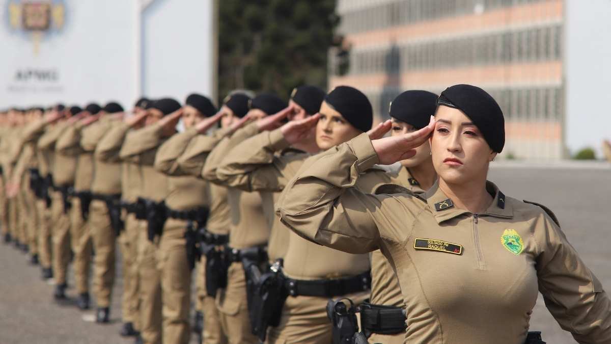 O suicídio entre Policiais Militares: **Texto alternativo resumido:** Formatura da Polícia Militar com várias policiais femininas enfileiradas em posição de continência, usando uniforme bege e boina preta.