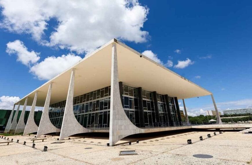 STF barra contratação temporária de PPs: Prédio do Supremo Tribunal Federal (STF), em Brasília, com sua arquitetura moderna em destaque, sob céu azul com algumas nuvens.