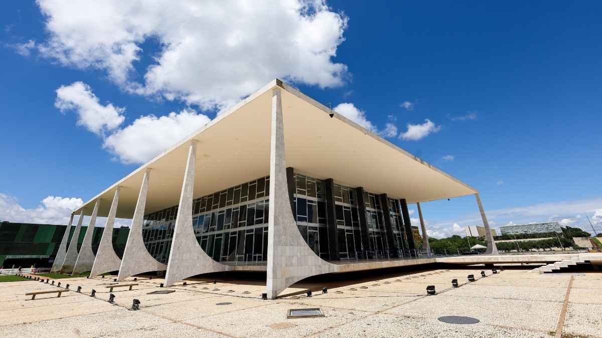 STF barra contratação temporária de PPs: Prédio do Supremo Tribunal Federal (STF), em Brasília, com sua arquitetura moderna em destaque, sob céu azul com algumas nuvens.