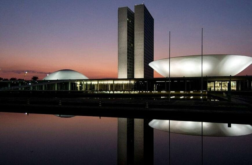 Narcotráfico avança na Amazônia Legal-Comissao-de-Seguranca-do-Senado-e-a-LDO-de-2026 - Foto noturna do Congresso Nacional, em Brasília, com o prédio iluminado e refletido no espelho d’água.