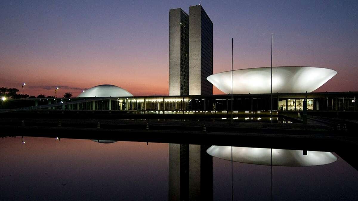 Narcotráfico avança na Amazônia Legal-Comissao-de-Seguranca-do-Senado-e-a-LDO-de-2026 - Foto noturna do Congresso Nacional, em Brasília, com o prédio iluminado e refletido no espelho d’água.