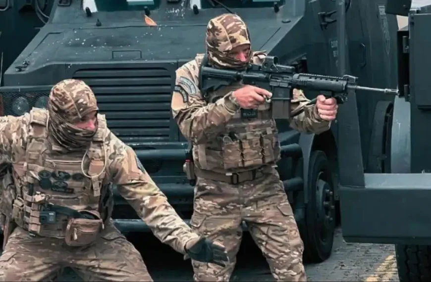 CORE neutraliza líder do TCP-Dois policiais da CORE, em uniforme camuflado e armados, posicionam-se ao lado de veículos blindados durante operação tática.