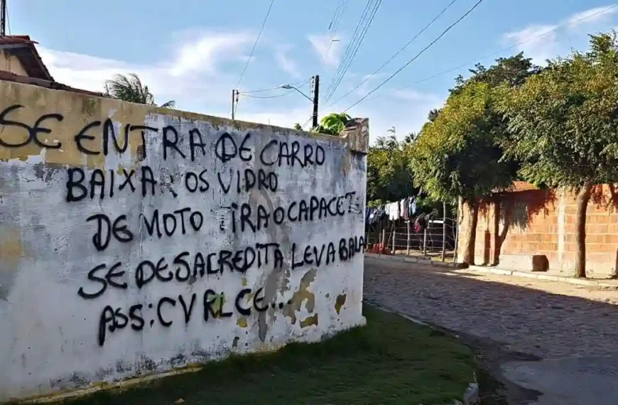 Ceará tomado por facções-O texto escrito no muro da imagem diz: **“Se entra de carro baixa os vidro. De moto tira o capacete. Se desacredita leva bala. Ass: CV RL CE…”** É um recado de facção criminosa impondo regras de circulação em comunidade sob seu domínio.