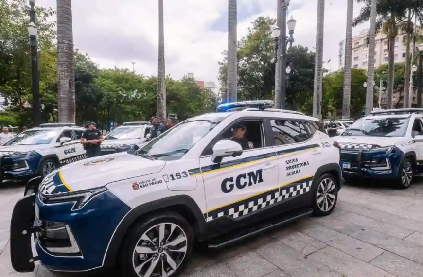 GCM: Apreensões de motos em SP disparam com bônus - Viaturas da Guarda Civil Metropolitana de São Paulo estacionadas em área pública, com agentes ao redor durante operação ou apresentação oficial