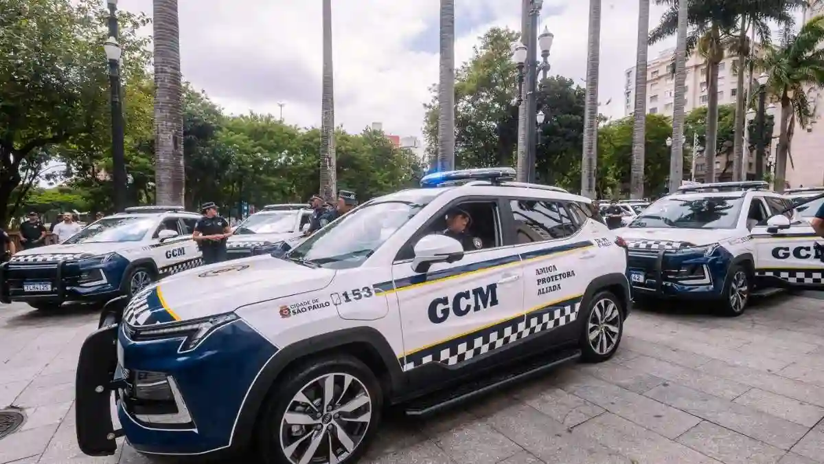 GCM: Apreensões de motos em SP disparam com bônus - Viaturas da Guarda Civil Metropolitana de São Paulo estacionadas em área pública, com agentes ao redor durante operação ou apresentação oficial