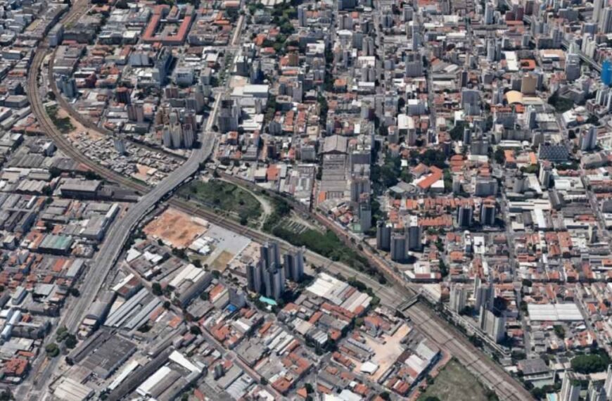 Quem poderia imaginar? Líder de comunidade era do PCC: Imagem aérea da região central de São Paulo, com prédios, ruas e avenidas densamente ocupadas. Ao centro, destaca-se a Favela do Moinho, localizada entre linhas de trem e grandes construções.