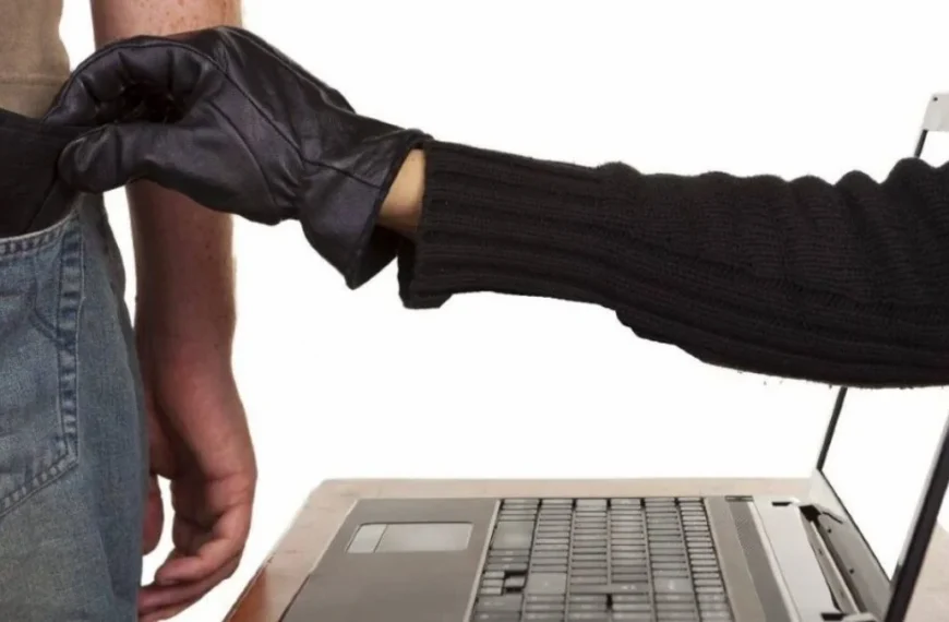 A cada minuto, quatro golpes digitais são aplicados no Brasil - Uma mão enluvada sai de uma tela de notebook e rouba a carteira do bolso traseiro de uma pessoa.