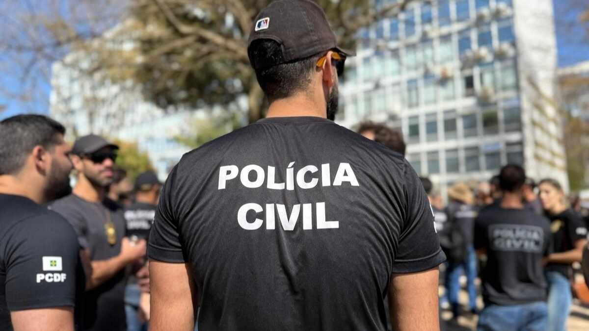 Governo Federal propõe reajuste para PCDF - Grupo de agentes da Polícia Civil do Distrito Federal, vestidos com camisetas pretas com a inscrição ‘Polícia Civil’, participam de mobilização em área externa, com prédios ao fundo
