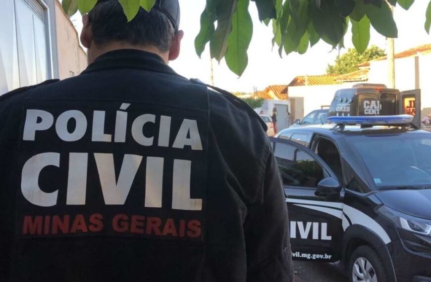 PCMG: sem policiais e sem reajuste-Policial civil de Minas Gerais de costas, com viatura da Polícia Civil estacionada ao fundo em área urbana