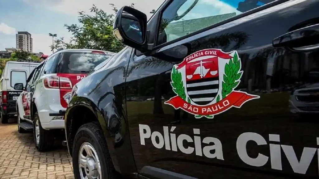 Viaturas da Polícia Civil de São Paulo estacionadas, com destaque para o brasão da corporação em um dos veículos