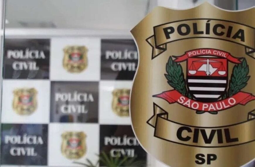 A imagem mostra o brasão da Polícia Civil de São Paulo (PCSP) em destaque, com fundo contendo o logotipo da corporação repetido em um painel.