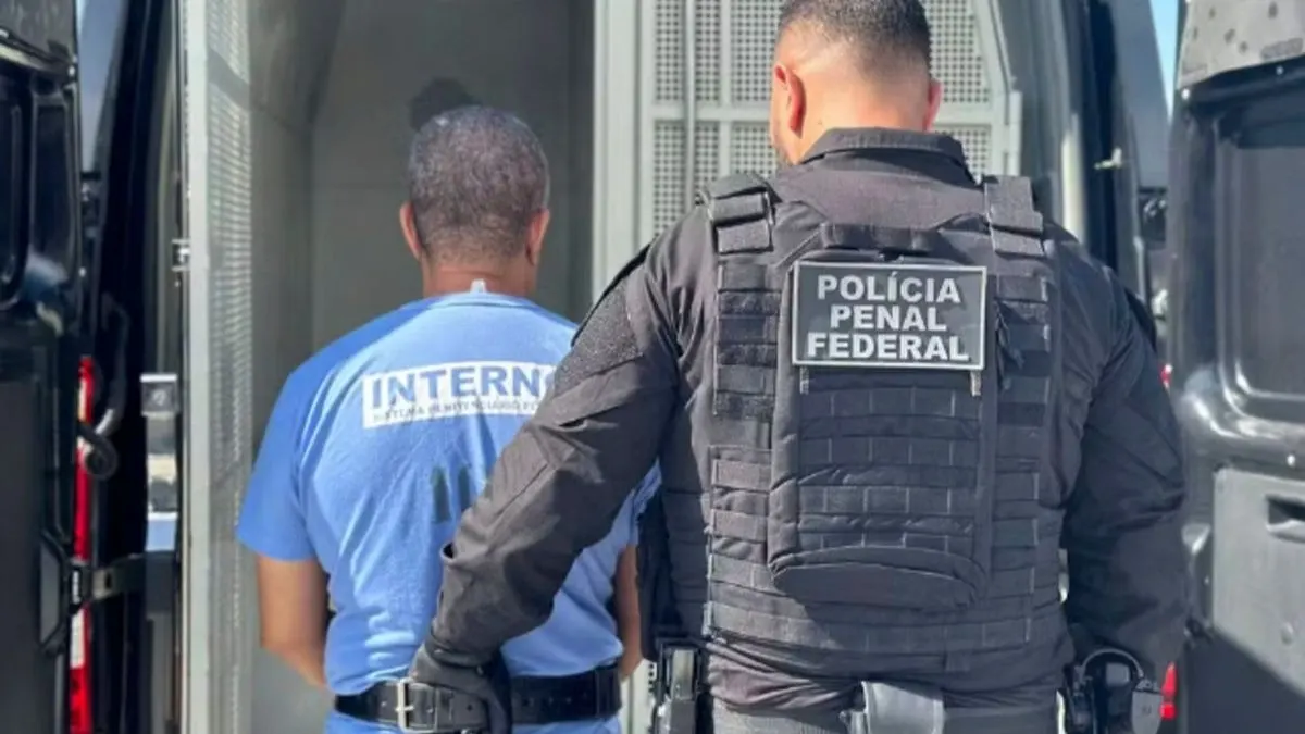 Emenda à PEC 18 inclui polícias penais-Agente da Polícia Penal Federal escolta um preso para dentro de um veículo oficial.