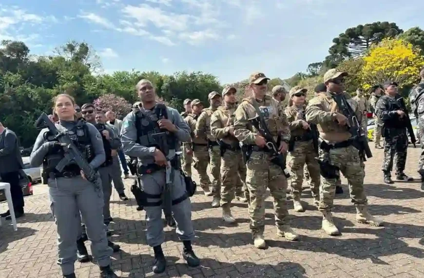 PPPR tem novos equipamentos-Grupo de agentes de segurança pública armados, usando uniformes táticos de diferentes cores, posam em área externa durante evento oficial, com árvores e céu azul ao fundo.
