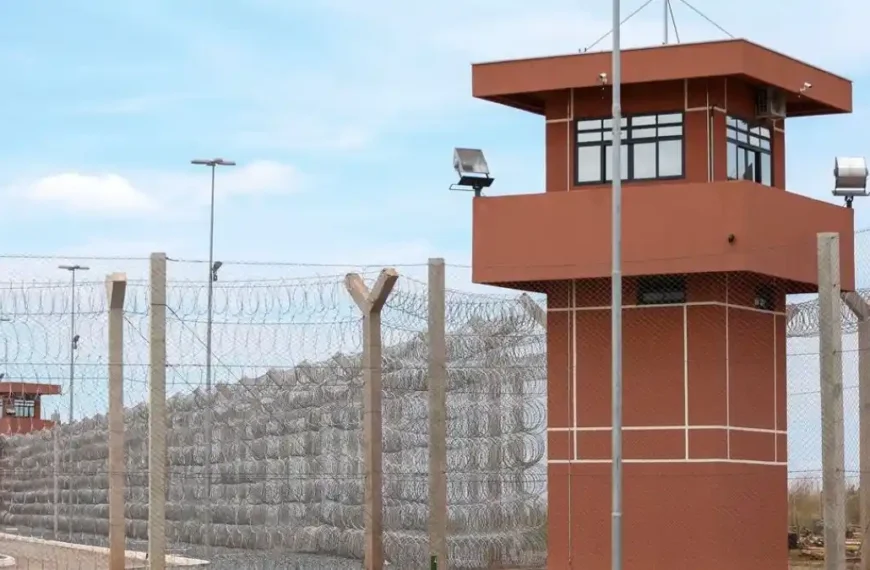 O mito da superlotação prisional-Guarita de vigilância em presídio brasileiro, com cercas de arame farpado e muralhas de segurança.
