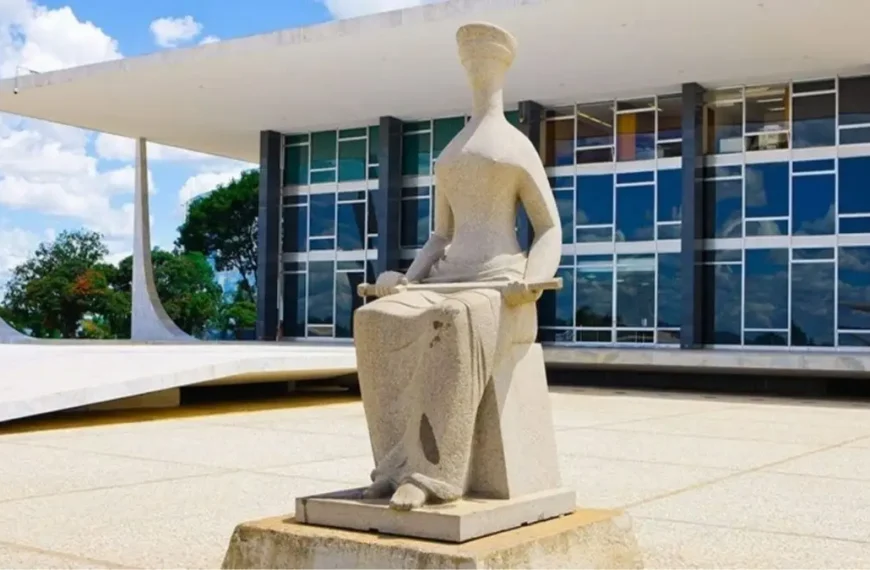Estátua da Justiça em frente ao prédio do Supremo Tribunal Federal, em Brasília, com a fachada de vidro da Corte ao fundo-Policiais poderão ter indulto cancelados