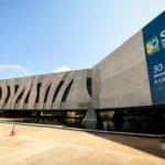 Prédio moderno do Superior Tribunal de Justiça (STJ), em Brasília, com grande faixa comemorativa dos 30 anos da instituição (1989–2019) exibida na fachada. Falta grave