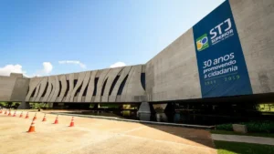 Prédio moderno do Superior Tribunal de Justiça (STJ), em Brasília, com grande faixa comemorativa dos 30 anos da instituição (1989–2019) exibida na fachada. Falta grave