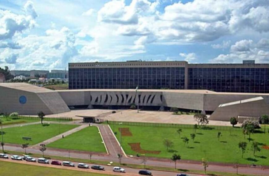 Polícia não pode entrar -Fachada do prédio do Superior Tribunal de Justiça (STJ), em Brasília, visto de frente em dia ensolarado